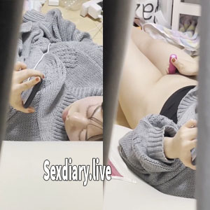 Quay Lén Em Gái Đã Lớn Lén Vào Phòng Xem Phim Sex Thủ Dâm Sexdiary